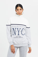 Load image into Gallery viewer, سويتشيرت مطبوع باللون الأبيض والرمادي للنساء