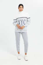 Load image into Gallery viewer, سويتشيرت مطبوع باللون الأبيض والرمادي للنساء