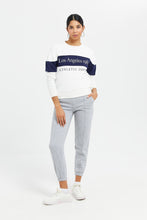 Load image into Gallery viewer, سويتشيرت مطبوع باللون الأبيض للنساء