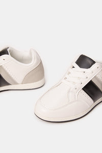 حذاء رياضي بأربطة باللون الأبيض للأولاد الكبار