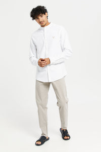 قميص بياقة ماندارين باللون الأبيض للرجال