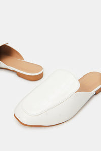 حذاء باللون الأبيض للنساء