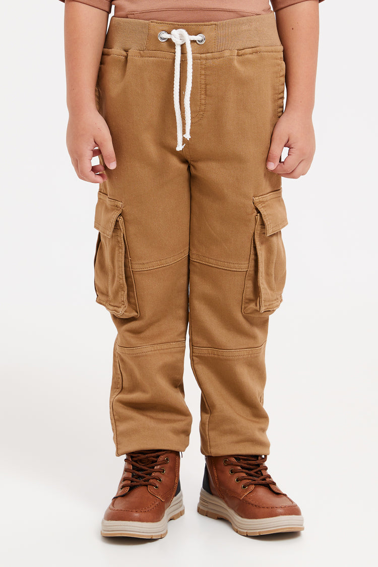 بنطال جينز رياضي بجيب كارغو باللون البيج للأولاد