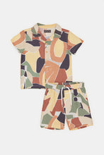 Load image into Gallery viewer, طقم قميص وشورت مطبوع باللون البيج للأولاد الرضع (قطعتين)
