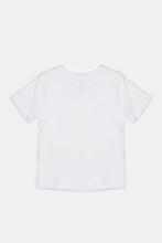 Load image into Gallery viewer, طقم قميص وتيشيرت باللون الأبيض للأولاد الرضّع (قطعتين)
