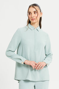 قميص مزينة بأزرار باللون النعناعي للنساء