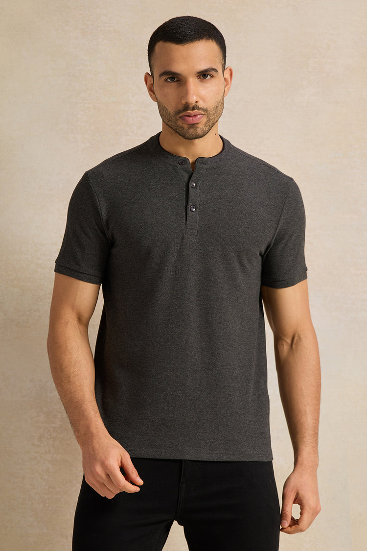 تي شيرت رجالي بلون الفحم وياقة الماندرين