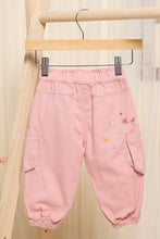 Load image into Gallery viewer, بنطلون وردي مطرز للبنات الرضع
