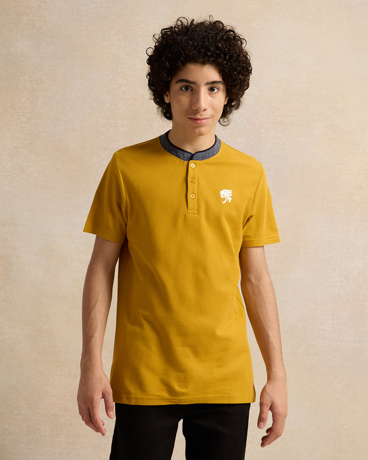 قميص بولو للأولاد الكبار باللون الخردلي وياقة الماندرين