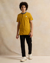 Load image into Gallery viewer, قميص بولو للأولاد الكبار باللون الخردلي وياقة الماندرين
