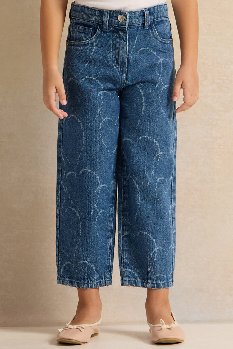 بنطلون جينز بقصة أمي مطبوع عليه قلب أزرق للبنات