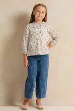 Load image into Gallery viewer, بنطلون جينز بقصة أمي مطبوع عليه قلب أزرق للبنات
