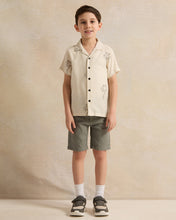 Load image into Gallery viewer, شورت زيتوني للأولاد مع حبل سحب
