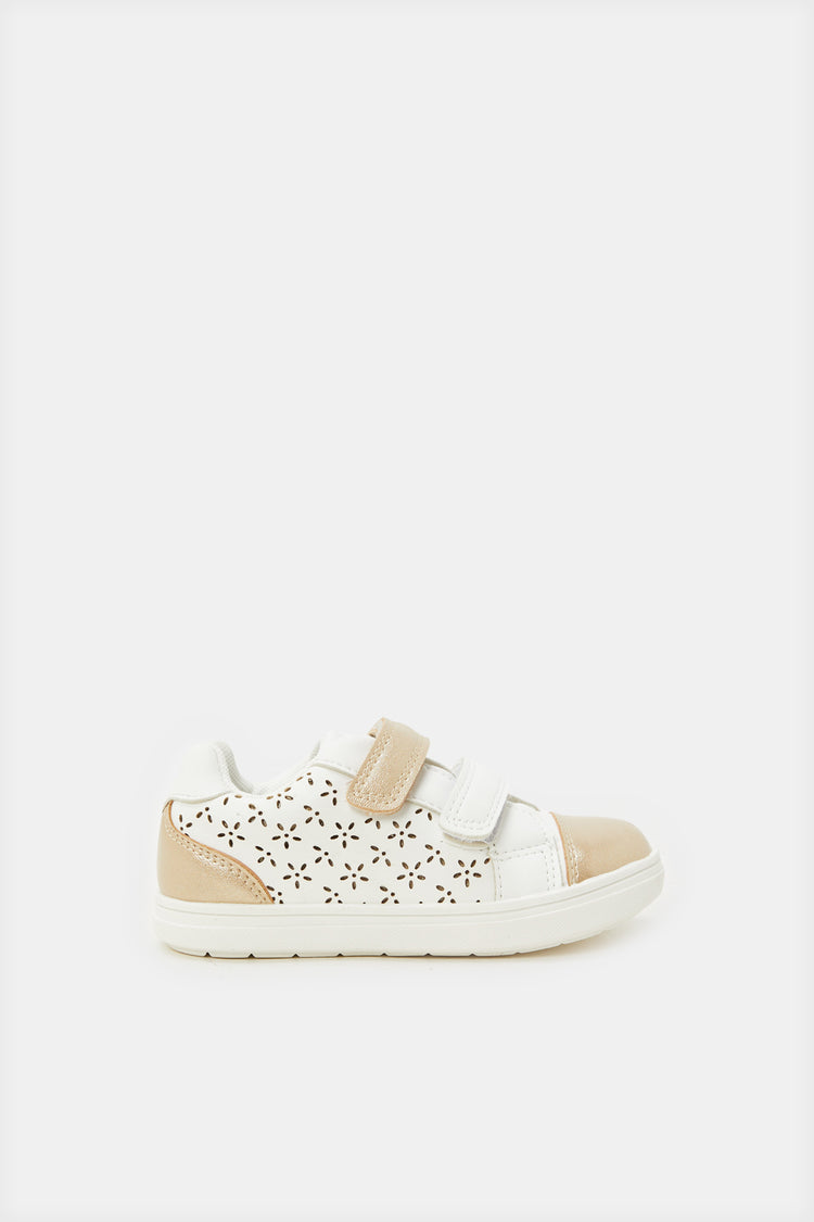 حذاء رياضي أبيض للبنات مقطوع بالليزر
