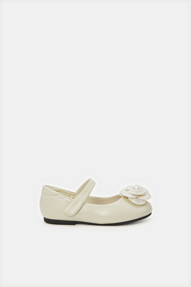 حذاء باليه مزينة بزهرة اللؤلؤ باللون البيج للبنات