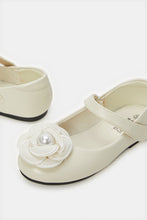 Load image into Gallery viewer, حذاء باليه مزينة بزهرة اللؤلؤ باللون البيج للبنات
