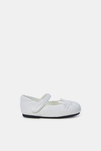 Load image into Gallery viewer, حذاء باليه مزينة بالزهور باللون الأبيض للبنات
