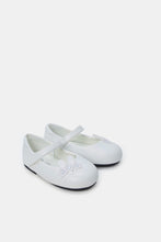 Load image into Gallery viewer, حذاء باليه مزينة بالزهور باللون الأبيض للبنات

