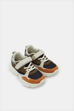 Load image into Gallery viewer, حذاء رياضي رمادي اللون للأولاد مصنوع من مادة سميكة
