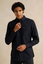 Load image into Gallery viewer, قميص رجالي كاجوال سادة باللون الأزرق البحري
