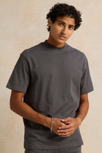Load image into Gallery viewer, تي شيرت رجالي بطبعة خلفية رمادية
