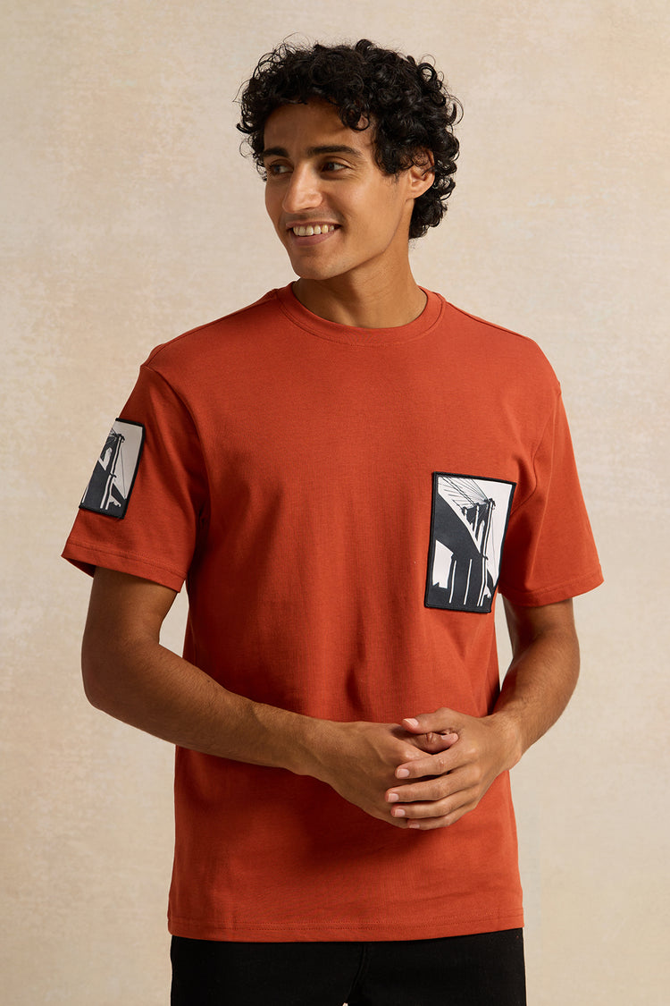 تي شيرت رجالي مطبوع باللون الأحمر