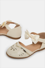 Load image into Gallery viewer, صندل مزين باللون الكريمي للبنات
