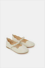 Load image into Gallery viewer, حذاء باليه مزينة باللؤلؤ الأبيض للبنات

