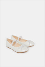 Load image into Gallery viewer, حذاء باليه مزينة بفيونكة عاجية للبنات
