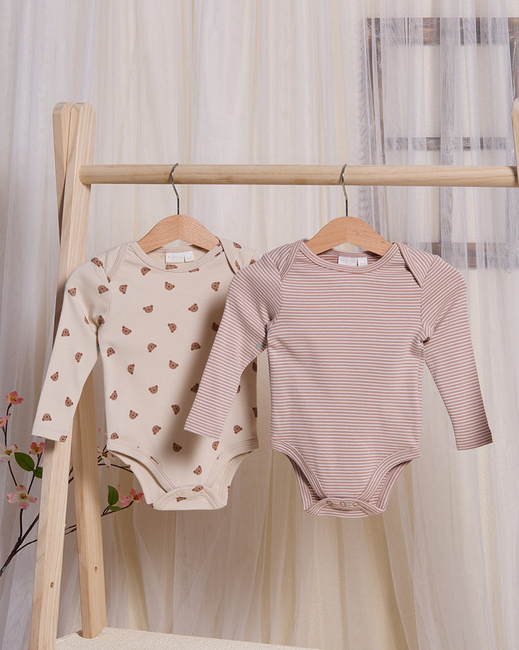 طقم بدلة جسم سادة ومطبوع باللون البني الفاتح (عبوة من قطعتين)