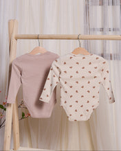 Load image into Gallery viewer, طقم بدلة جسم سادة ومطبوع باللون البني الفاتح (عبوة من قطعتين)
