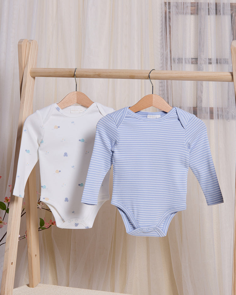 طقم بدلة جسم سادة وطبعة زرقاء فاتحة (عبوة من قطعتين)