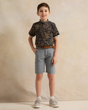 Load image into Gallery viewer, شورت تويل أزرق مطبوع للأولاد مع حزام
