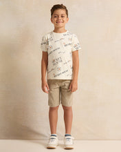 Load image into Gallery viewer, شورت بحزام مطبوع باللون البيج للأولاد
