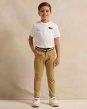Load image into Gallery viewer, بنطلون بيج للأولاد مع حزام
