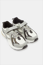 Load image into Gallery viewer, حذاء رياضي أبيض اللون للأولاد الكبار
