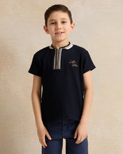 Load image into Gallery viewer, تي شيرت بولو مطبوع أسود للأولاد
