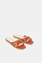 Load image into Gallery viewer, حذاء نسائي بني اللون ذو أشرطة
