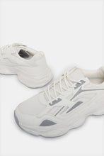 Load image into Gallery viewer, حذاء رياضي رجالي أبيض اللون مصنوع من مادة سميكة
