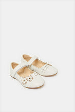 Load image into Gallery viewer, حذاء باليه بيضاء اللون للبنات الرضع
