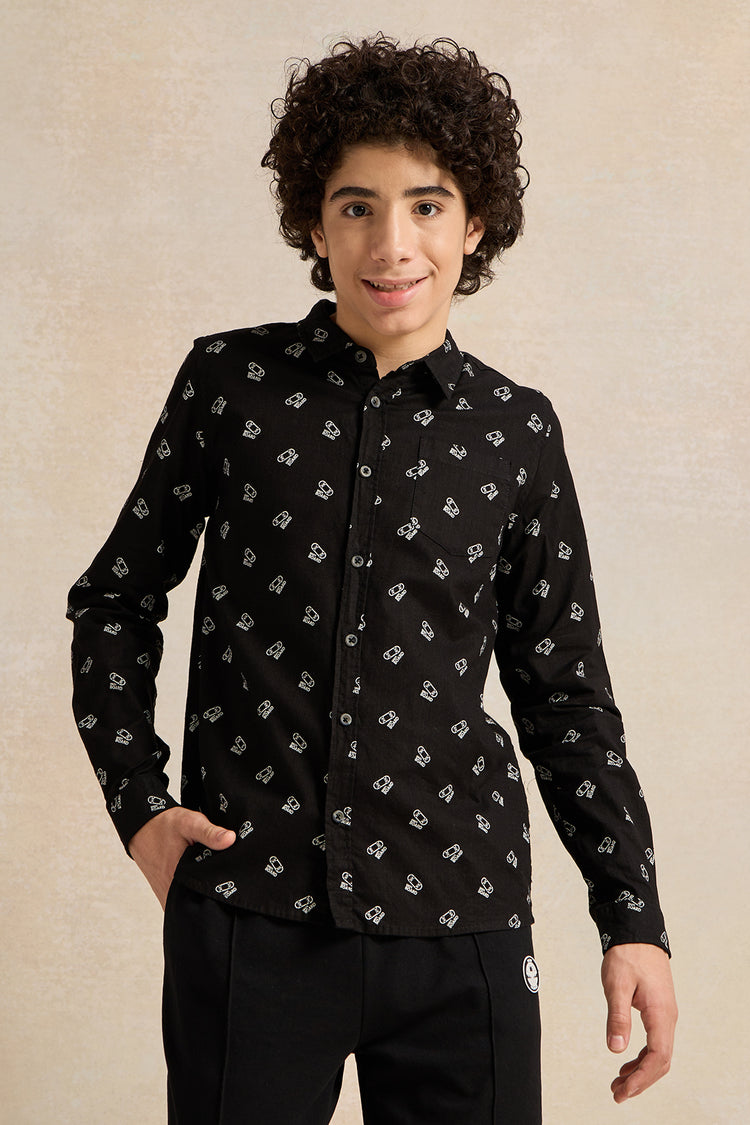 قميص أسود مطبوع للأولاد الكبار