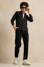 Load image into Gallery viewer, قميص أسود مطبوع للأولاد الكبار
