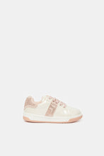 Load image into Gallery viewer, حذاء رياضي أبيض مزخرف للبنات الرضع
