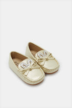 Load image into Gallery viewer, حذاء موكاسين ذهبي للبنات الرضع
