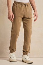 Load image into Gallery viewer, بنطال رياضي بني للأولاد الكبار
