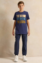 Load image into Gallery viewer, بنطال رياضي من قماش الدنيم المحبوك باللون الأزرق الداكن للأولاد الكبار
