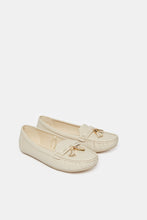 Load image into Gallery viewer, حذاء موكاسين نسائي مزين باللون البيج
