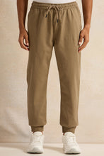 Load image into Gallery viewer, بنطال رياضي رجالي من قماش التويل باللون البيج
