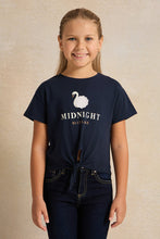 Load image into Gallery viewer, تي شيرت بناتي أزرق داكن بعقدة كروشيه على شكل بجعة
