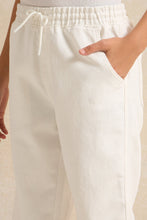 Load image into Gallery viewer, شورت رياضي أبيض للأولاد الكبار
